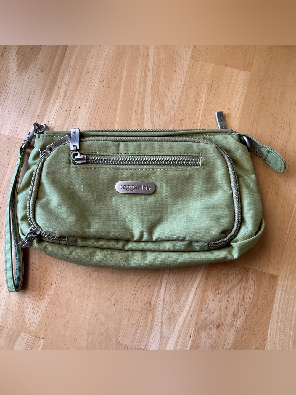 Used Baggallini wristlet **Please read description**
